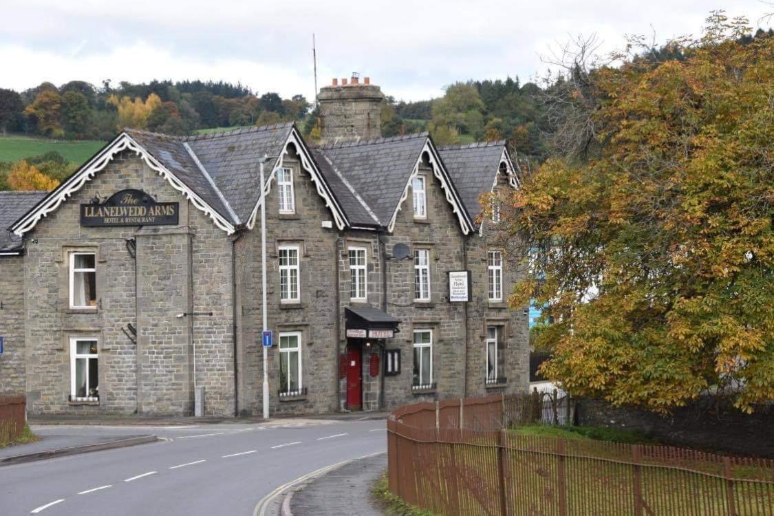 The Llanelwedd Arms Hotel Билт-Уэлс Экстерьер фото