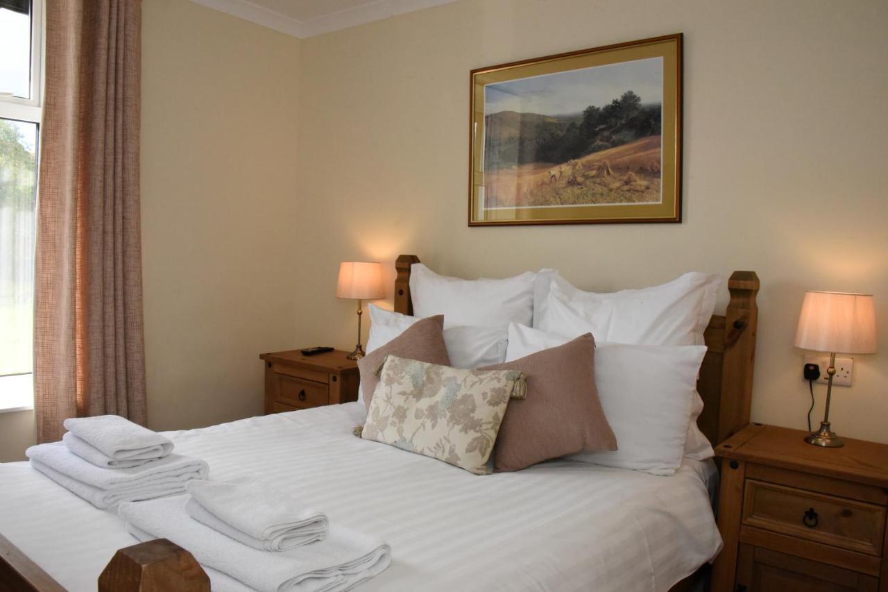 The Llanelwedd Arms Hotel Билт-Уэлс Экстерьер фото