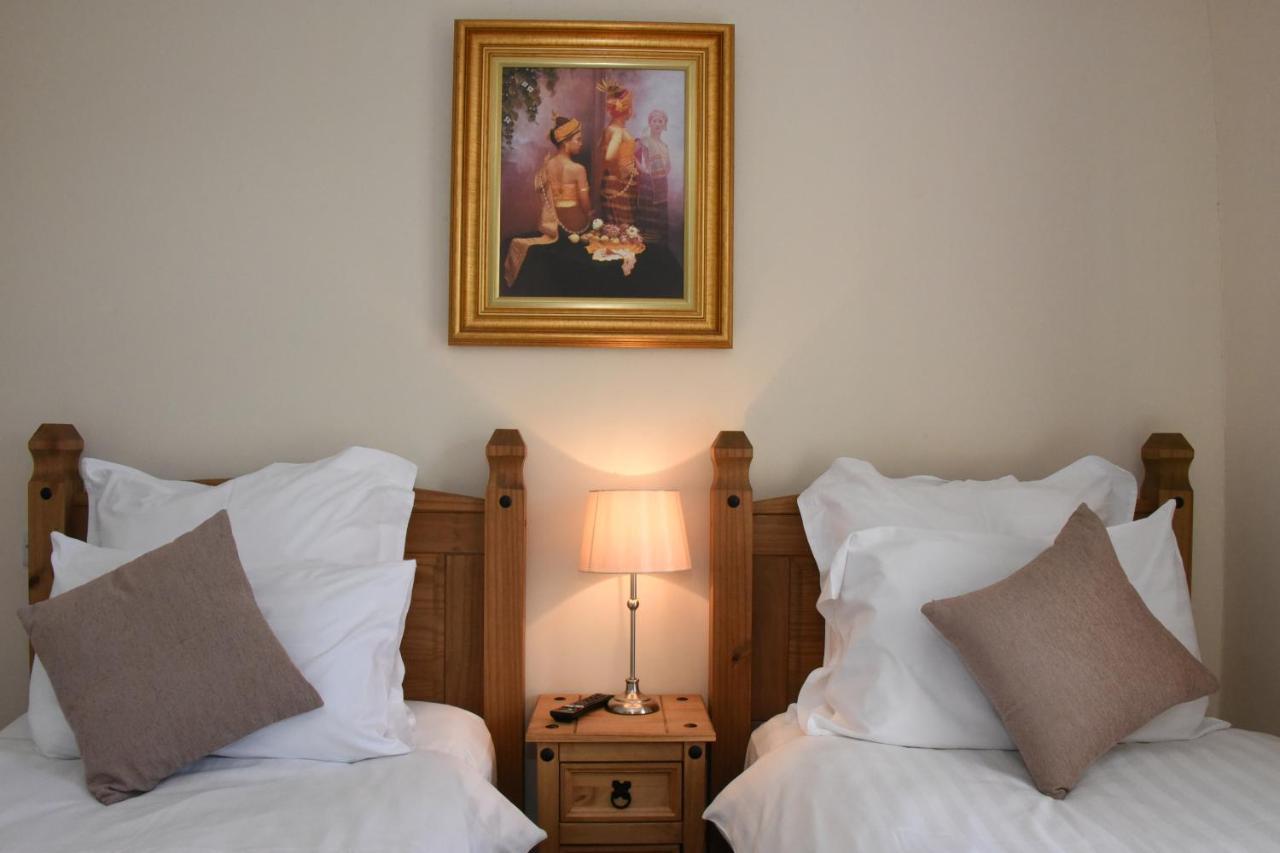 The Llanelwedd Arms Hotel Билт-Уэлс Экстерьер фото
